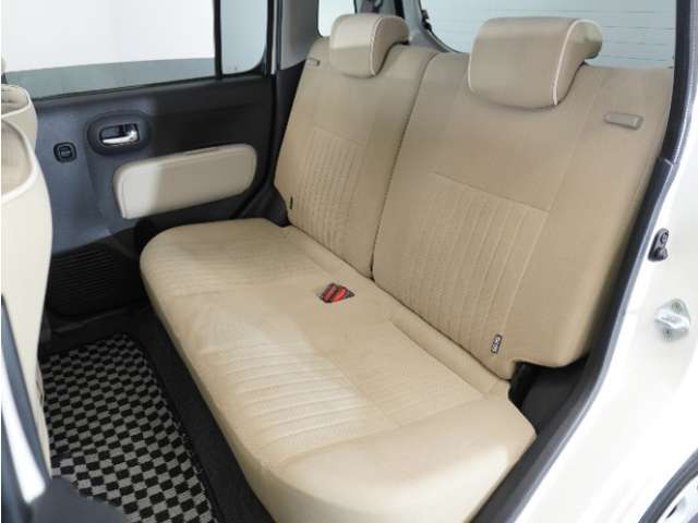 家族やご友人とBBQに行くとき、楽しさは道中の車内から始まっています！このベンチシートに座って、みんなで和気あいあい盛り上がりましょう！