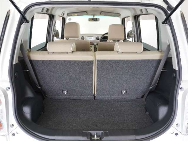 フル乗車でもしっかり荷物を収納出来るラゲッジスペースです。普段の買い物でしたらしっかり積める十分な荷室スペースが確保されています。