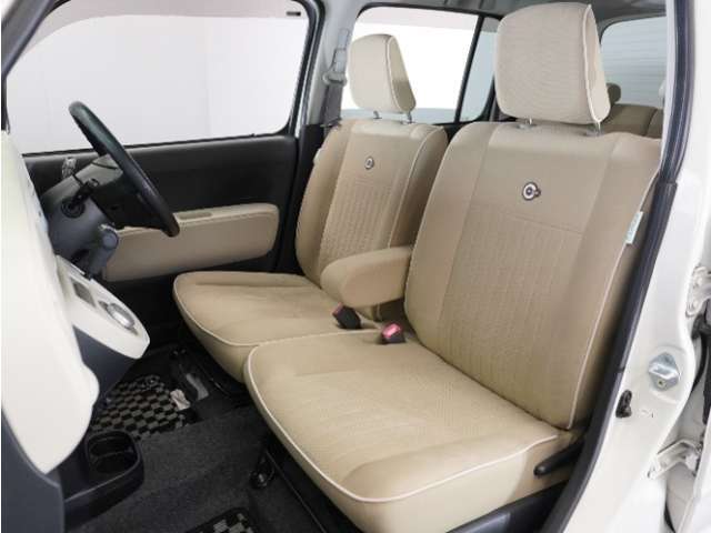 運転席と助手席は足元が繋がっているので自由に行き来しやすいので駐車場が狭いときでも助手席側からスムーズに乗り降りできて便利！