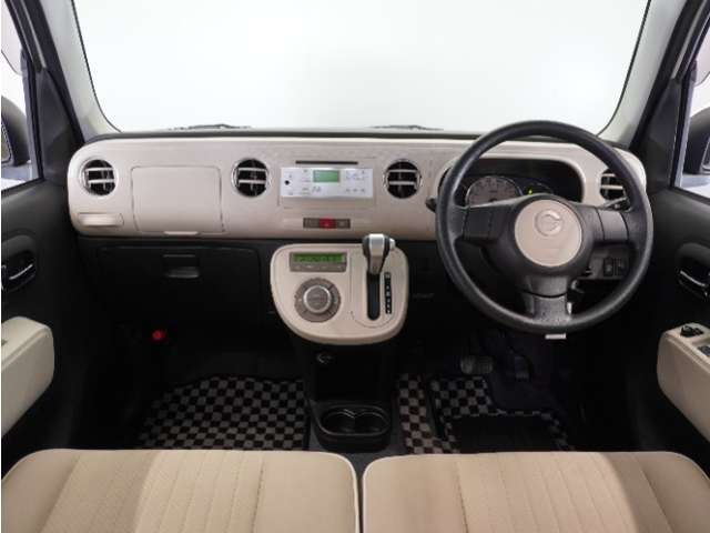 視界広々で運転しやすくロングドライブでも疲れを感じさせないすっきりとまとまったインパネ周りです。