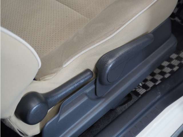 ◆シートハイトアジャスター◆運転席を上下に高さ調節ができます！運転ポジションを体格に合わせてシート調整できます。