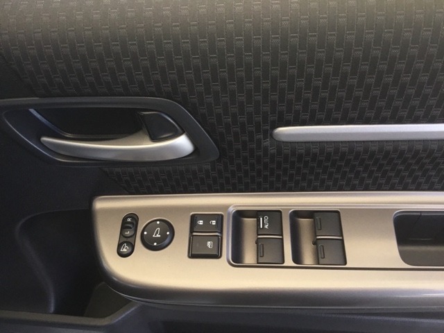 電動格納式リモコンドアミラーと、パワーウィンドウマスタースイッチ等は運転席ドアにあります。