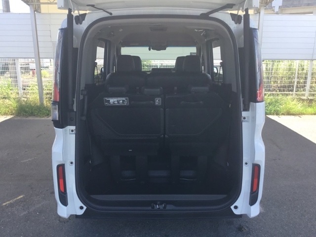 荷室は3列目シートを立てたままでも十分な容量があります。