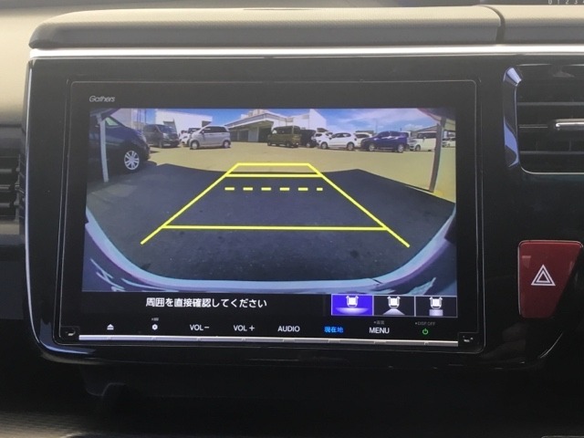 バックモニター付きで、車庫入れやバック時の後方確認をサポート。