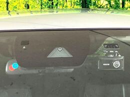 【スマートシティブレーキサポート】低速走行中に前方の車両等を認識し、衝突しそうな時は警報とブレーキで衝突回避と被害軽減をアシスト。より安全にドライブをお楽しみいただけます。