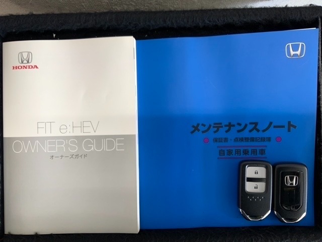スマートキーは鍵をバッグに入れたままでもドアロックの開閉やエンジンのON・OFFができます。夜間や雨の日も鍵を探さなくて良いので便利です。