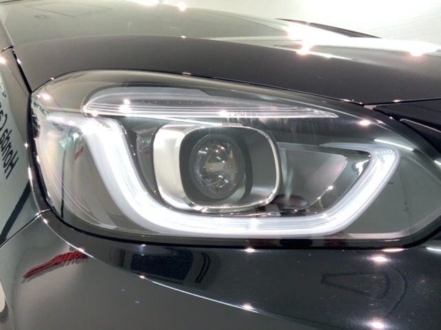 LEDヘッドライトは、点灯の瞬間から最大光量を発揮し、突然暗くなるトンネルなどでの安定感を高めます。