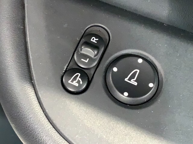 狭い駐車場で便利な電動格納ドアミラーが付いています。