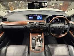 大阪府枚方市にセダン・SUVを中心に『お値打ち価格』で展示している良質中古車専門店です。事故歴修復歴なしの車両限定で取り扱い！。関西地域で最もお得な価格かつ最良質車をご提供できるよう努めております。