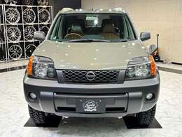 【正面】ヘッドライトカスタムやグリルのカスタムペイント、各種塗り分けなども可能です。アウトドアを楽しむをコンセプトに、キャンプや釣りやサーフィンなど、アウトドアに似合うカスタムカー作りを行っています。