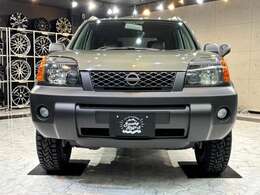 ヘッドライトのカスタムも1つ1つ手作業で殻割りをしてインナーを艶消し黒で塗り、レンズは磨いてクリア塗装をしています。