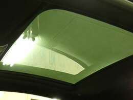 車内に光を取り入れ明るく開放的に演出するパノラミックガラスルーフを採用しています！是非試乗でその解放感を感じてみて下さい！TEL：047-307-9933