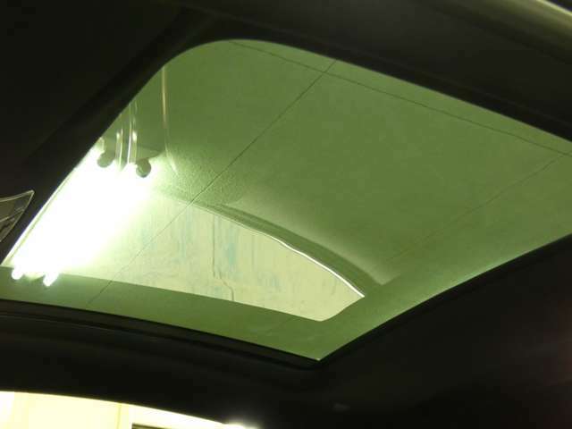 車内に光を取り入れ明るく開放的に演出するパノラミックガラスルーフを採用しています！是非試乗でその解放感を感じてみて下さい！TEL：047-390-1919