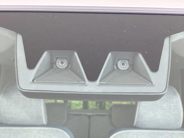 【スマートアシスト】走行中に前方の車両等を認識し、衝突しそうな時は警報とブレーキで衝突回避と被害軽減をアシスト。より安全にドライブをお楽しみいただけます。