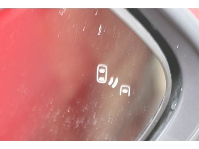 BSM（ブラインドスポットモニター）を装備。　隣の車線を走る車両が死角エリアに入ると、ドアミラーのインジケーターが光ってお知らせ！