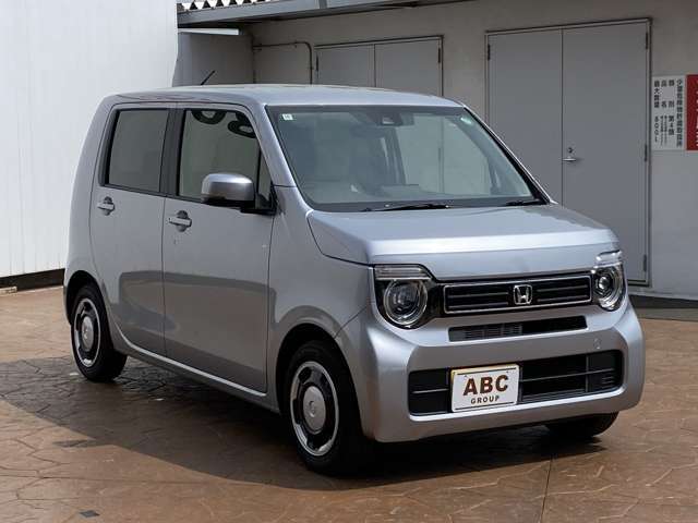 【保険取扱代理店】自動車任意保険も当店にお任せください。市内にある3店舗には保険コンシェルジュが常駐しております。万が一の事故や故障で動かなくなっても2台の車両積載車がございますのでご安心ください。