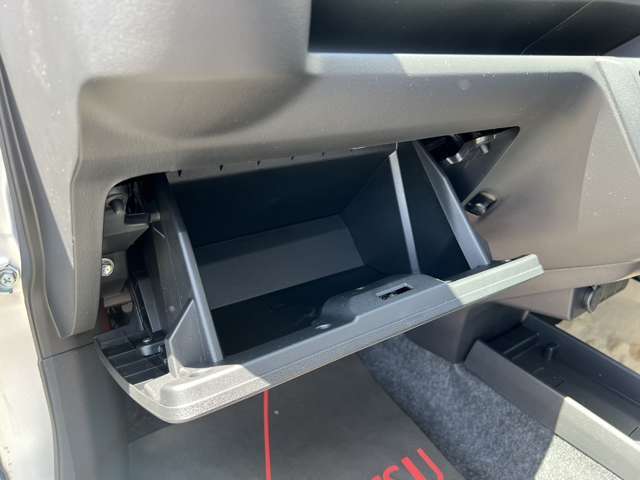 助手席周りにも収納が沢山ありますので、同乗者にも優しい設計になっております。
