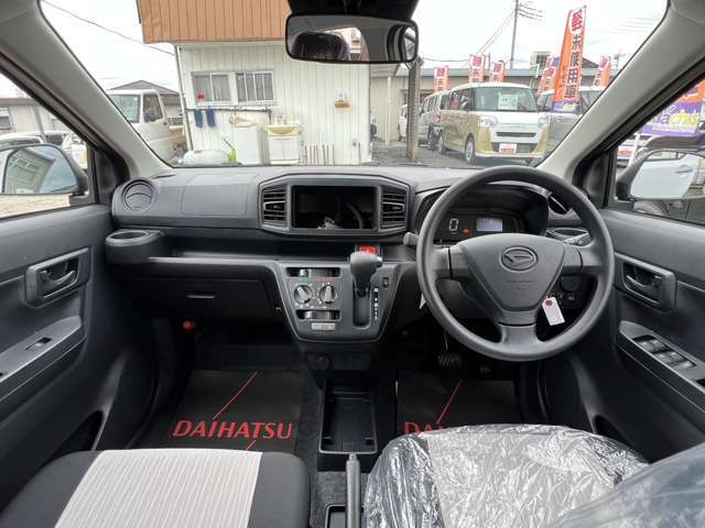 操作しやすいインパネシフトは、運転席と助手席の足元空間を格段に広くしました。