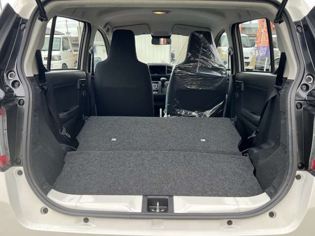 リヤシートを倒すことで、大きな荷物がさらに載せられるようになります！