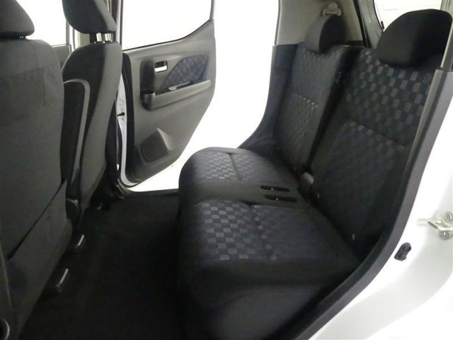 ゆとりある広々とした車内空間は、ドライブを始め買い物やレジャーなど、幅広く活躍します。一人でもみんなとでもお出かけを楽しみましょう！