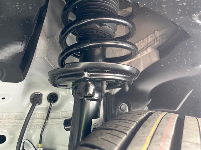 お車を安心してお乗りいただく為には、足回りの定期点検が欠かせません。サービスサポート（有償保証）では無料点検もご提供しており、安心のカーライフをお過ごしいただけるサポート体制が整っています。
