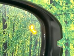 【ブラインドスポットインフォメーション】走行中、ドアミラーの死角になりやすい箇所に後続車が接近するとサイドミラー付近に警告を表示、ドライバーに注意喚起をしてくれます。