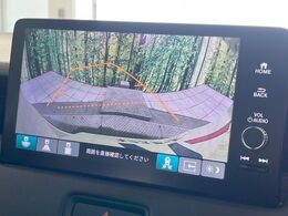 【バックカメラ】駐車時に後方がリアルタイム映像で確認できます。大型商業施設や立体駐車場での駐車時や、夜間のバック時に大活躍！運転スキルに関わらず、今や必須となった装備のひとつです！