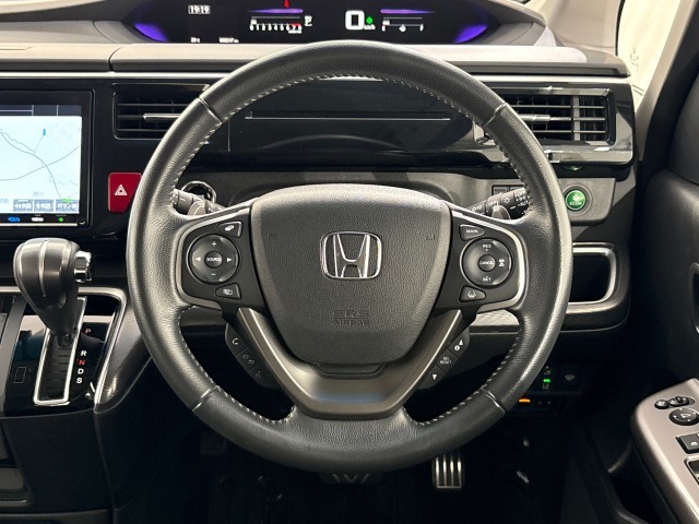 ハンドルスイッチで、走行中もハンドルから手を離すことなく、安全にオーディオをコントロールでき、クルーズコントロールで、高速道路を走行時の負担を軽減します。