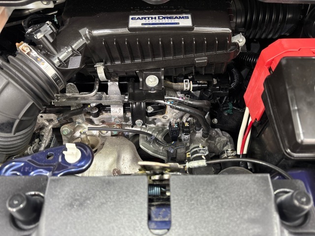 コンパクトなエンジンルームで、室内空間を確保しています。ホンダのMM思想（マンマキシマム・メカミニマム）は今でも受け継がれています