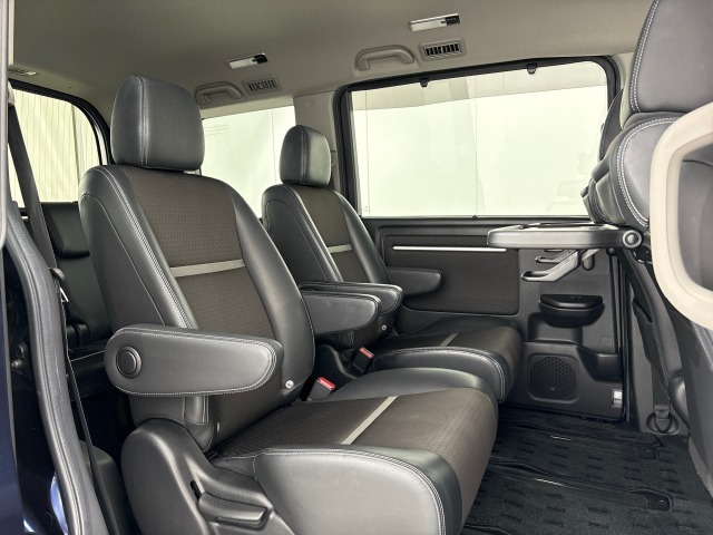 セカンドシートも足元・膝周りにゆとりを十分確保しています。