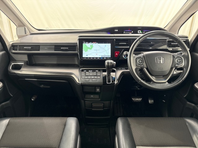 操作性も考慮したスッキリとしたインパネ周り。