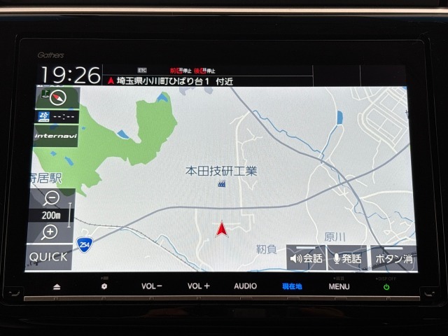 ダッシュボードに自然に溶け込むようにデザインされた純正メモリーナビゲーション。
