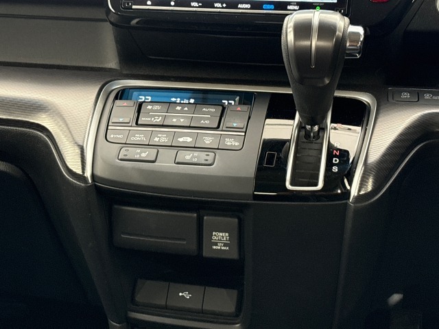 自然に手が届く距離に配置されたシフトレバー