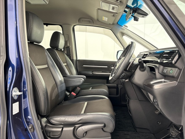 乗降がしやすい運転席。高さが調節できて小柄な女性でもベストポジションをとることができます。