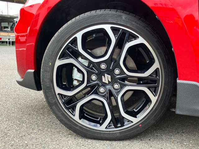 ☆力強いエンジンパワーに対応するブレーキングパワー！フロントには大径の16インチベンチレーテッドディスク☆軽量化された専用17インチアルミホイール・タイヤ195/45R17☆