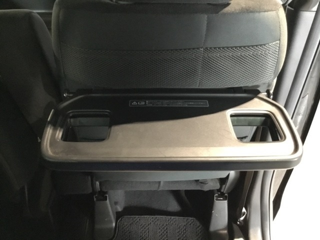 折りたたみ式の【シートバックテーブル】限られた空間を有効活用。車内の家族時間をもっと快適に。