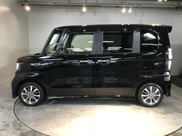 ショッピングや、仕事、アウトドアどんなシーンでも、スライドドアならラクに乗り降りができます。