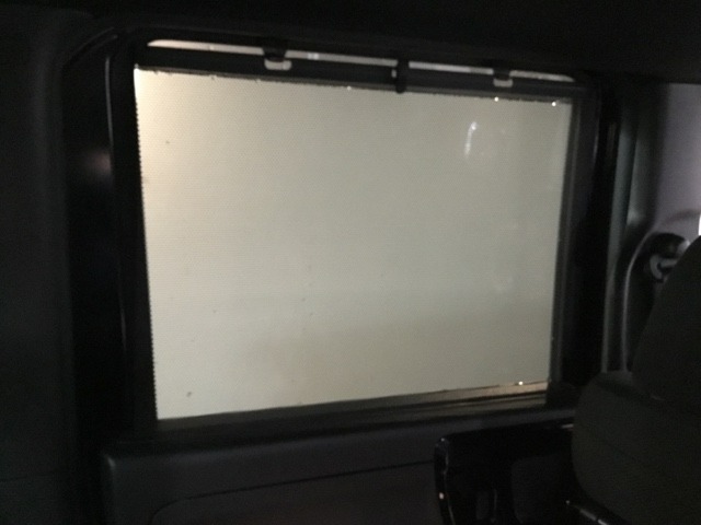 ロールサンシェイドは、太陽光を防ぐので冷房の効きを良くする効果もあるんです。エアコンを控えめにすれば燃費向上も見込めますよ。