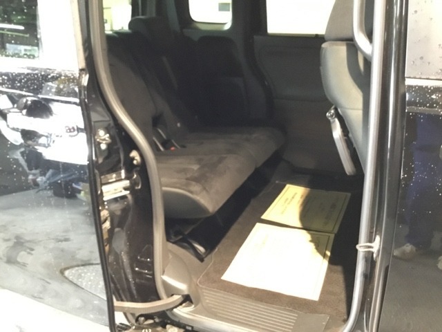 後席の頭上やひざ周りにもゆとりのある快適な座り心地。