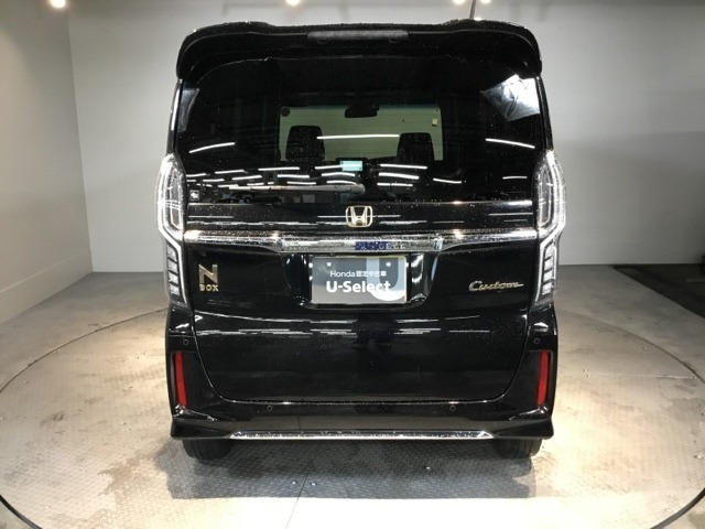 リアはプライバシーガラス付です。見た目もかっこいいですよね。また、太陽光を防ぐので冷房の効きを良くする効果もあるんです。エアコンを控えめにすれば燃費向上も見込めますよ。