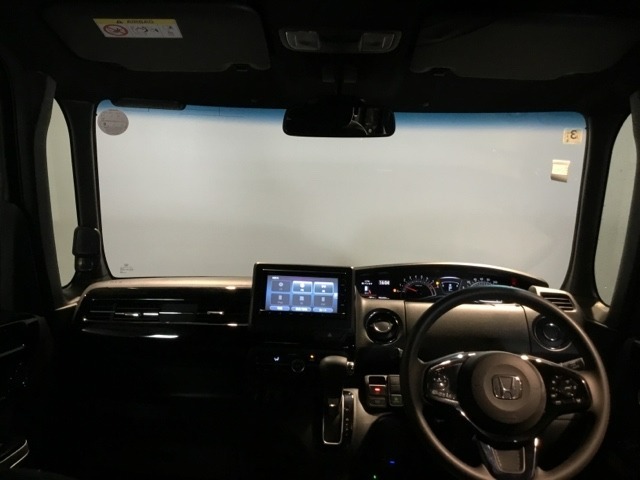 視認性のよいインパネ周りです。操作スイッチやカップホルダーも使いやすい位置に配置されています