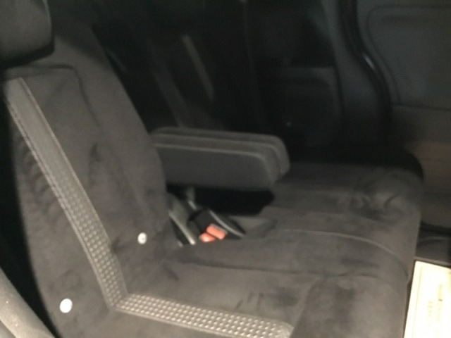 乗るたびに感じるさりげない心地よさ。後部座席のアームレストが快適な空間を演出します。