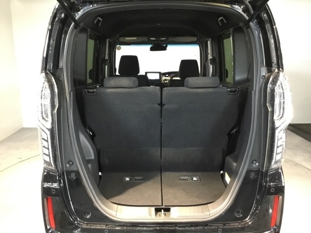コンパクトボディーなのに、荷室はこんなに広々！たくさん荷物が積めますよ。