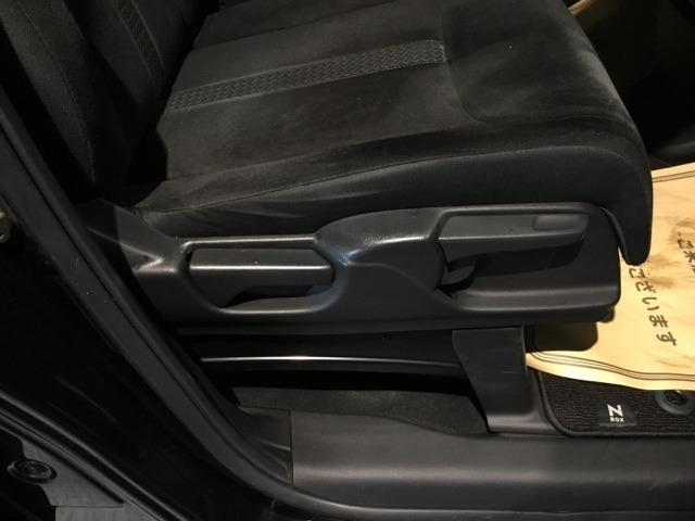 手動のレバーを使って、シートの高さや背もたれの角度を変えることができます。