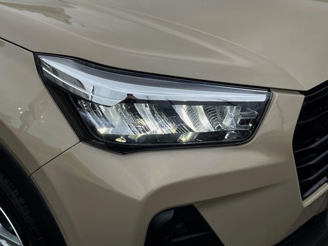 【LEDヘッドライト】悪天候や夜間走行時も良好な視界を確保し安心して運転できる高輝度LEDヘッドライトを装備！点灯速度が早く、消費電力も抑えられています。