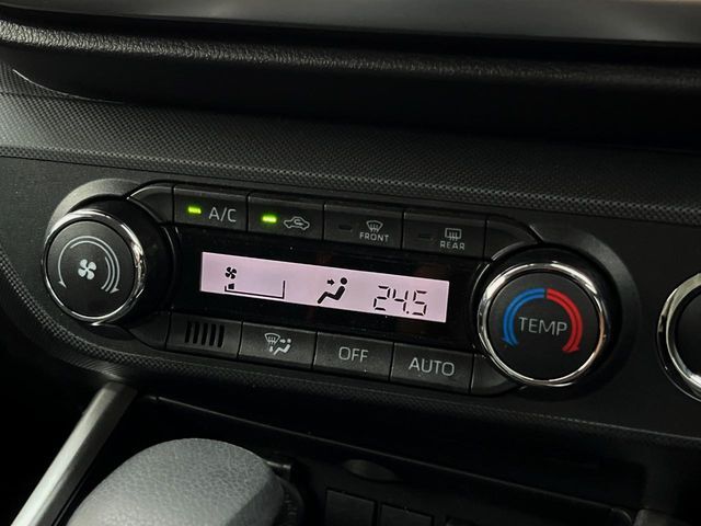【オートエアコン】一度お好みの温度に設定すれば、車内の温度を検知し風量や温度を自動で調整。暑い…寒い…と何度もスイッチ操作をする必要はありません。快適な車内空間には必須の機能ですね♪