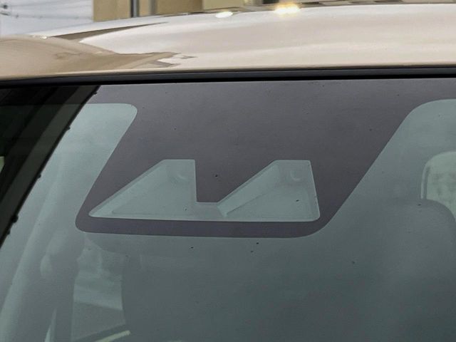 【スマートアシスト】走行中に前方の車両等を認識し、衝突しそうな時は警報とブレーキで衝突回避と被害軽減をアシスト。より安全にドライブをお楽しみいただけます。