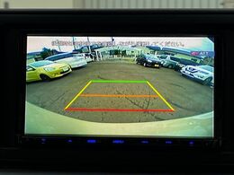 【バックカメラ】駐車時に後方がリアルタイム映像で確認できます。大型商業施設や立体駐車場での駐車時や、夜間のバック時に大活躍！運転スキルに関わらず、今や必須となった装備のひとつです！