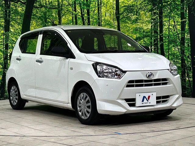 高透明度のガラス皮膜で撥水はもちろん、上質なツヤ・光沢を実現。紫外線や酸性雨から大切な愛車を保護し、色あせ・劣化を防止。「弾スプラッシュコート」、「弾プリミッサコート」からお選びいただけます。