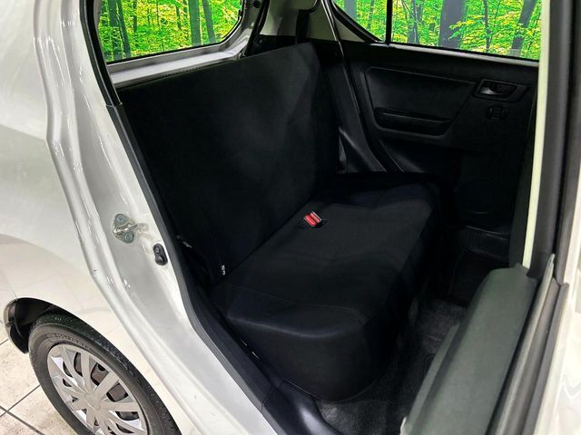 後部座席も気になるようなキズ・汚れやへたり等、大きなダメージはなく、良好な状態です。